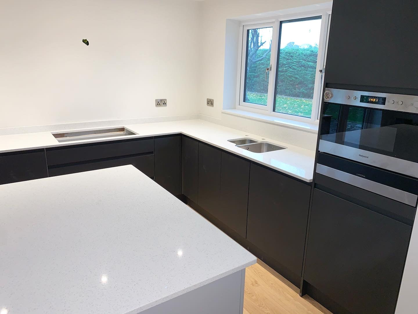 Bespoke Kitchen Worktops | 20mm White Shimmer Quartz