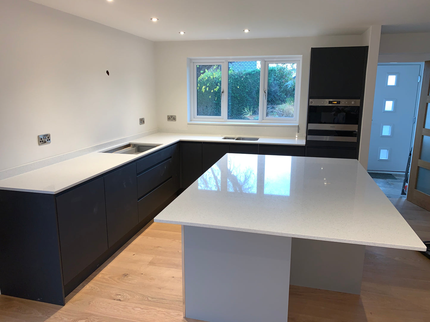 Bespoke Kitchen Worktops | 20mm White Shimmer Quartz