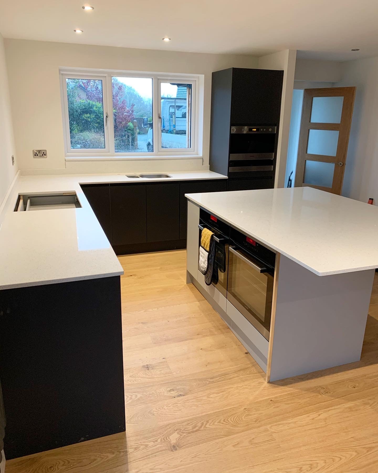 Bespoke Kitchen Worktops | 20mm White Shimmer Quartz