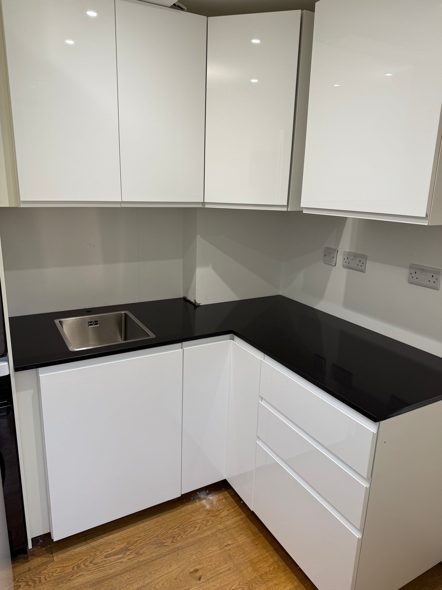 Bespoke Kitchen Worktops | 20mm Black Mirrorlux Quartz