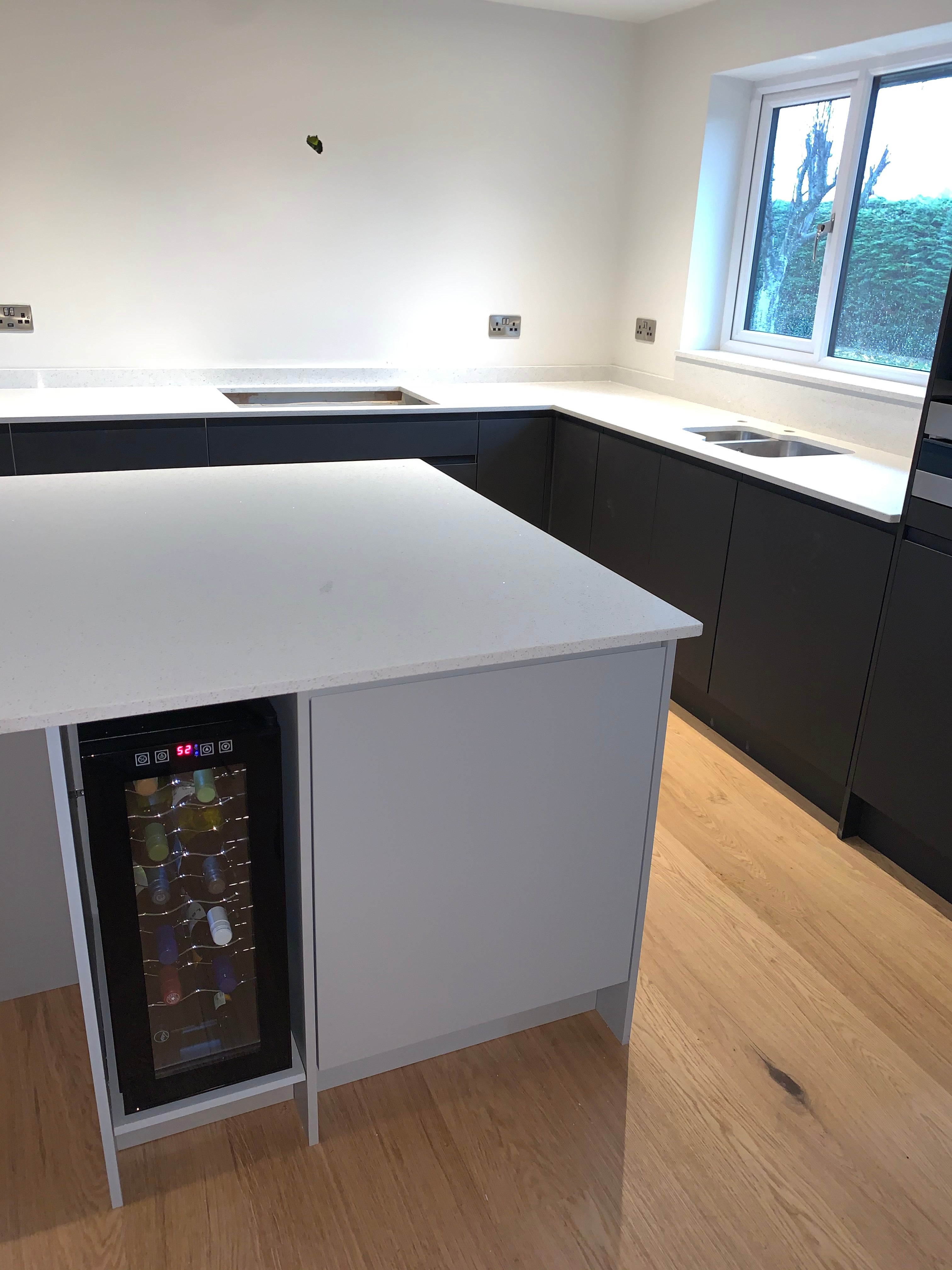 Crystal White Quartz Kitchen Island Worktop